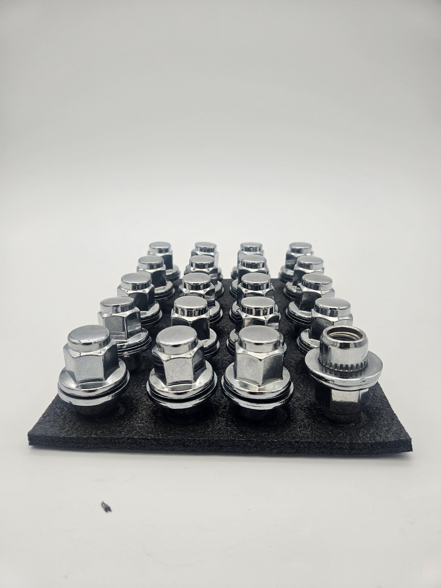 Gen 1 Vanquish non S wheel nuts full set of 20 - Aston Spares