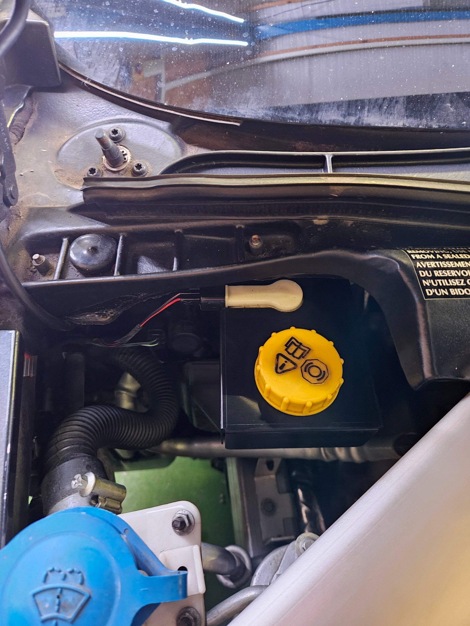 Brake fluid reservoir UV protection parasol DB9 / DBS, V8 Vantage, Rapide, Vanquish 2 | AstonSpares - Aston Spares