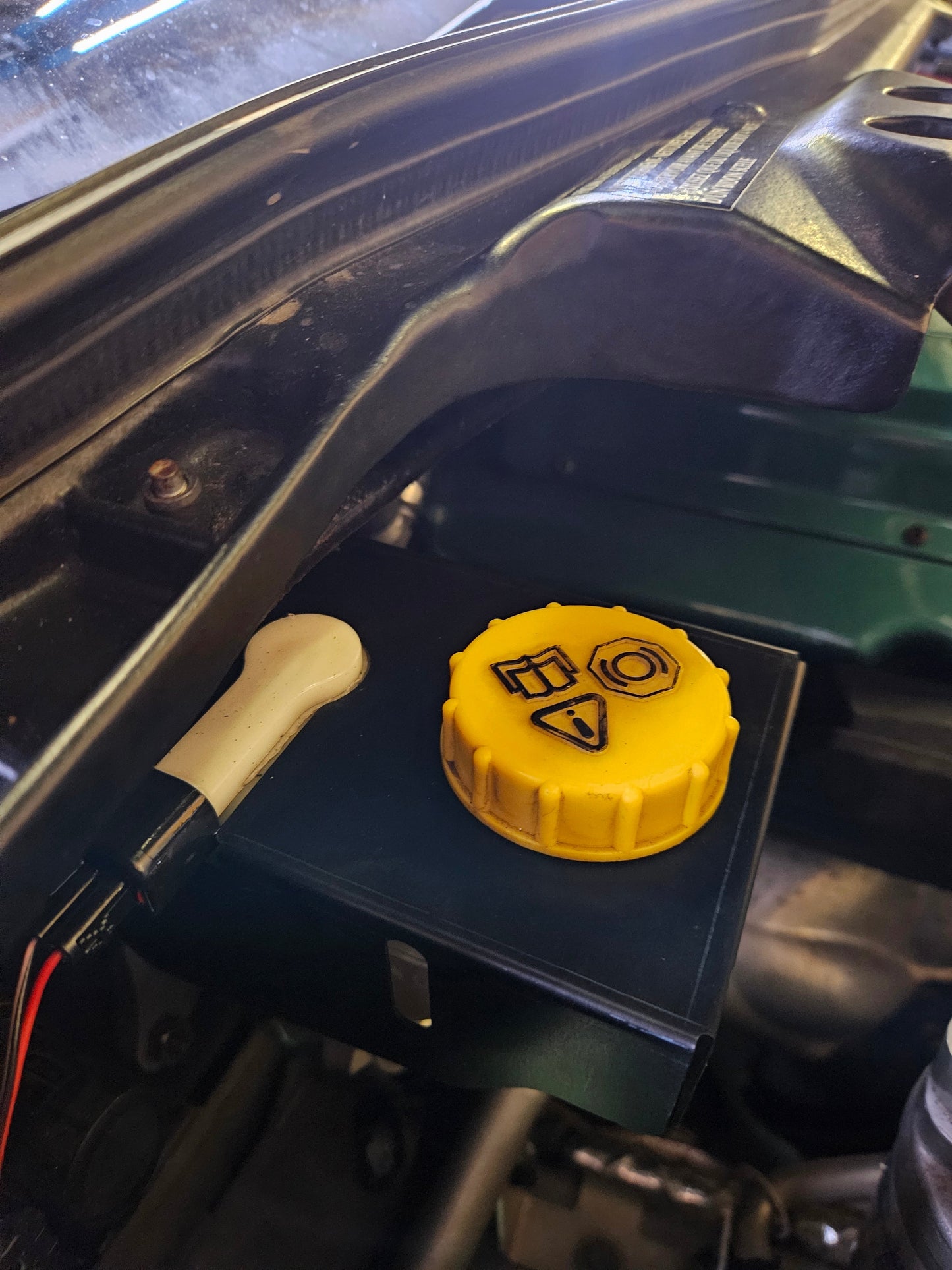 Brake fluid reservoir UV protection parasol DB9 / DBS, V8 Vantage, Rapide, Vanquish 2 | AstonSpares - Aston Spares