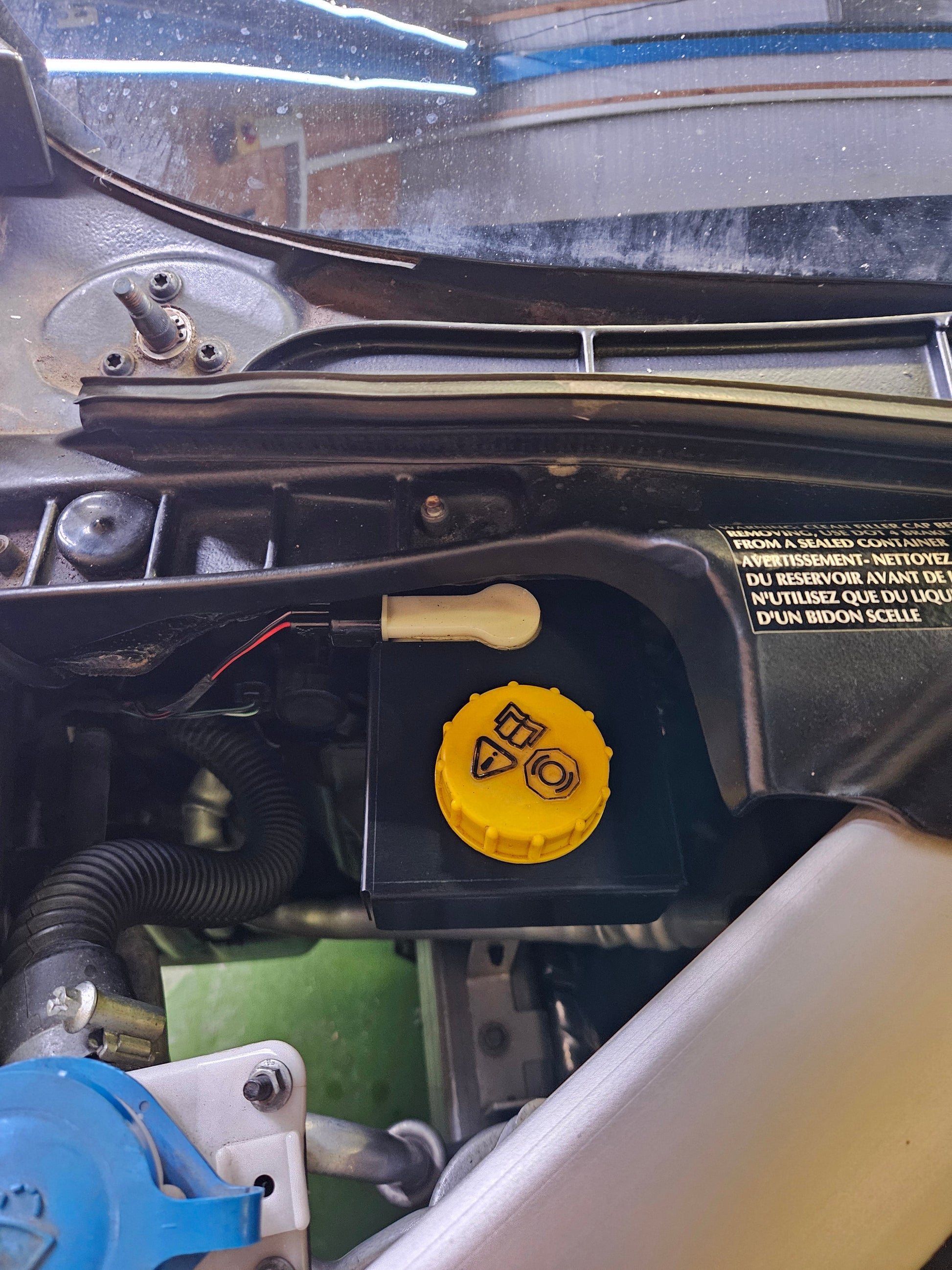 Brake fluid reservoir UV protection parasol DB9 / DBS, V8 Vantage, Rapide, Vanquish 2 | AstonSpares - Aston Spares