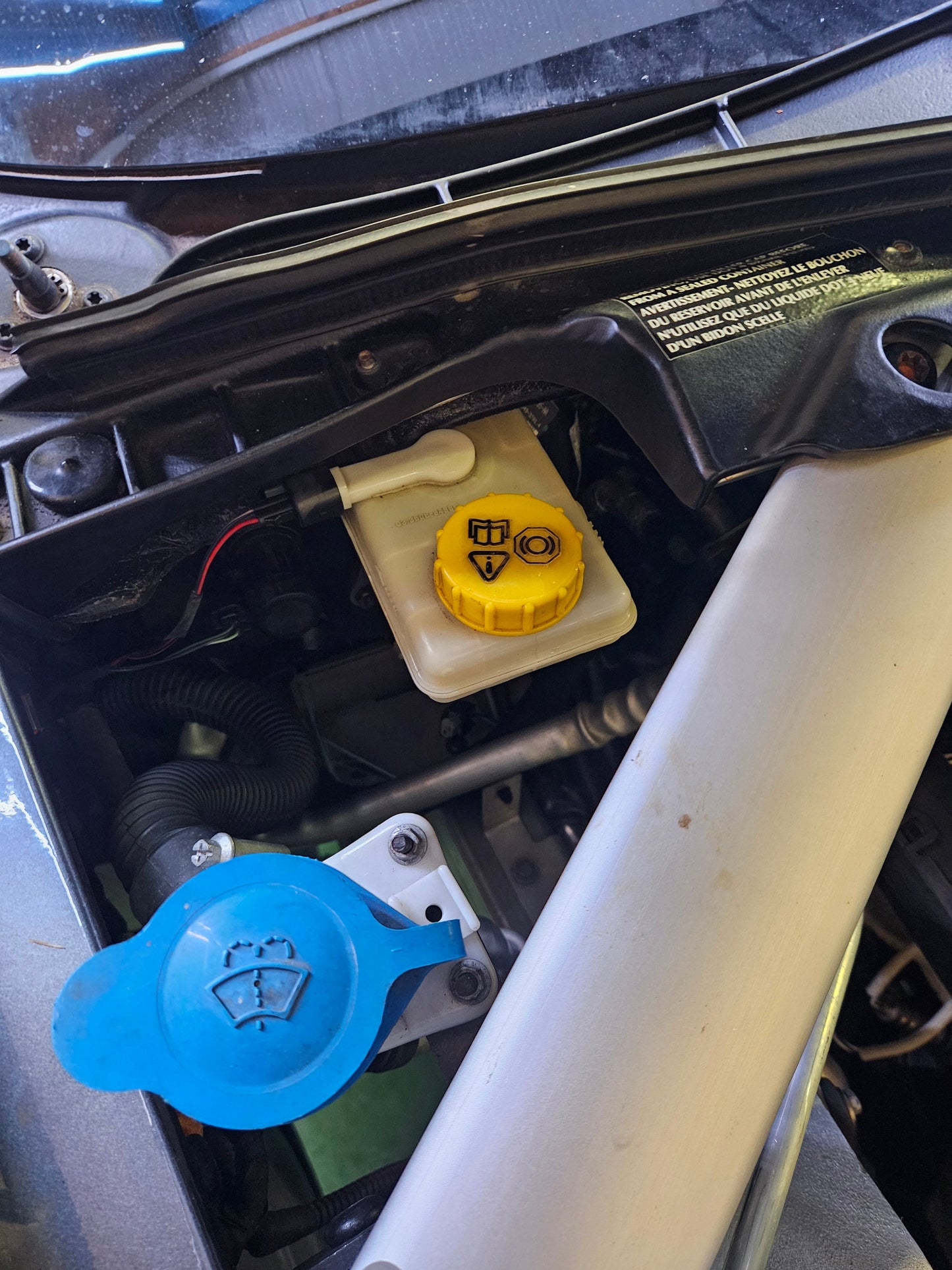 Brake fluid reservoir UV protection parasol DB9 / DBS, V8 Vantage, Rapide, Vanquish 2 | AstonSpares - Aston Spares